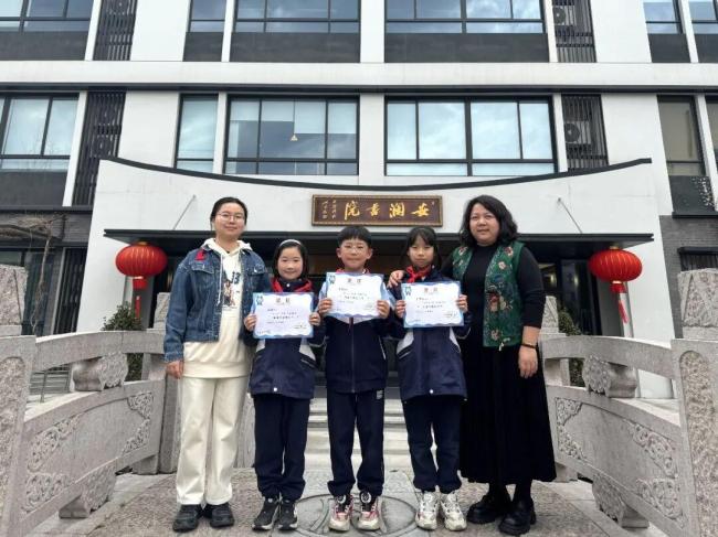 小学生捡到1400元上交获表彰 拾金不昧好少年