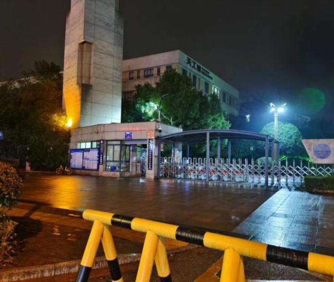 学生凌晨1点40分被送到学校 隔代抚养引发关注