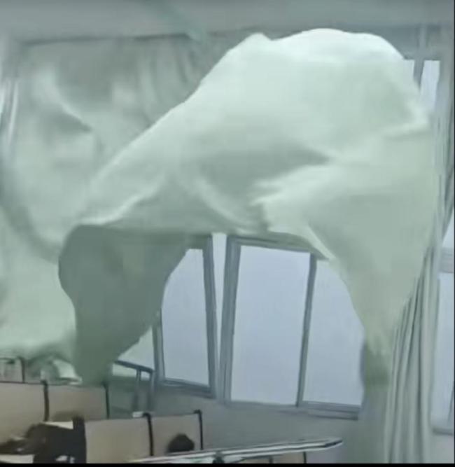 学校窗户被风吹坏有学生送医