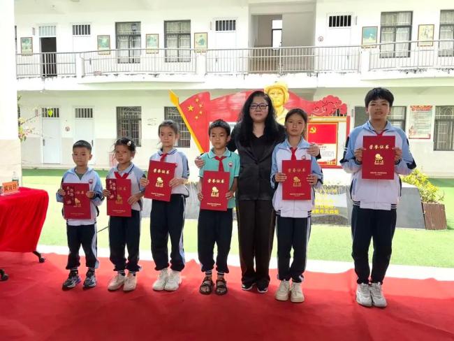 家乡人从未忘记“海空卫士”王伟 鲜花与敬意缅怀英雄