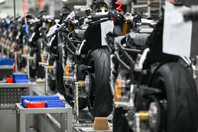 偏执的犒赏：张雪，机车和他的“天命” 打破垄断书写传奇