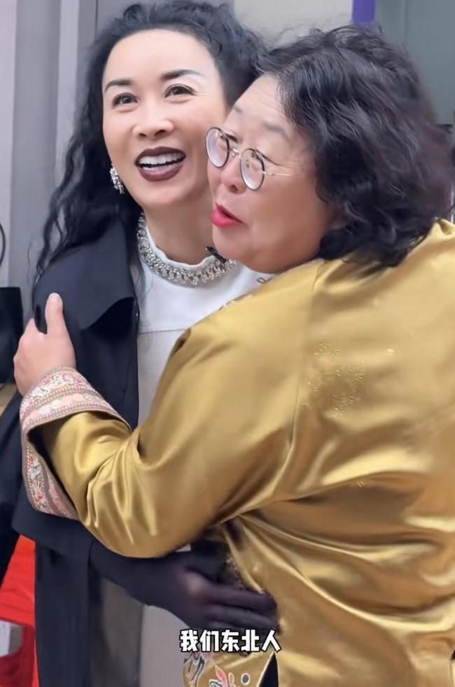 被杜海涛沈梦辰追着要合影 婆婆追星圆梦记