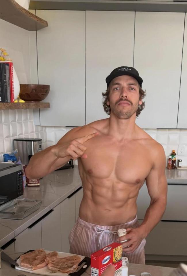 施瓦辛格男儿曾因痴肥被霸凌 父子共战健身挑战