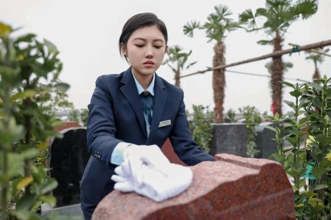 女孩留学后当职业扫墓人：每天鞠躬上百次
