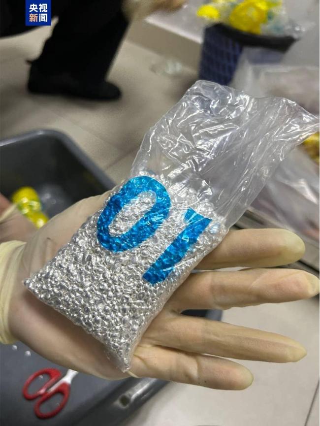 海关查获两起绑藏白银进境案 暗格藏匿银粒被识破