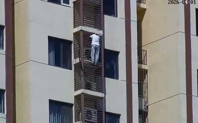 89岁老人被困 翻窗从27层爬到21层