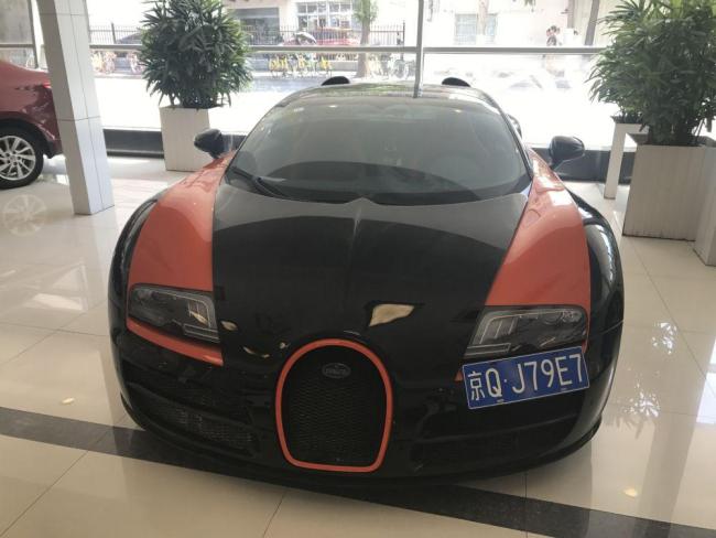 一辆布加迪威航跑车600万元起拍 无法上牌成焦点