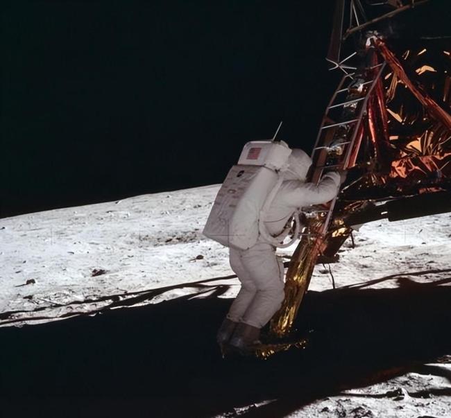 美国绕月火箭宇航员一度与地面失联 星链卫星故障引担忧