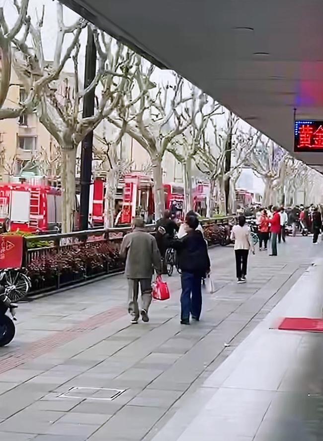 上海一小区发生火灾多人送医 紧急救援进行中