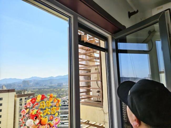 老人被反锁翻窗从27楼爬到21楼 高空惊魂救援