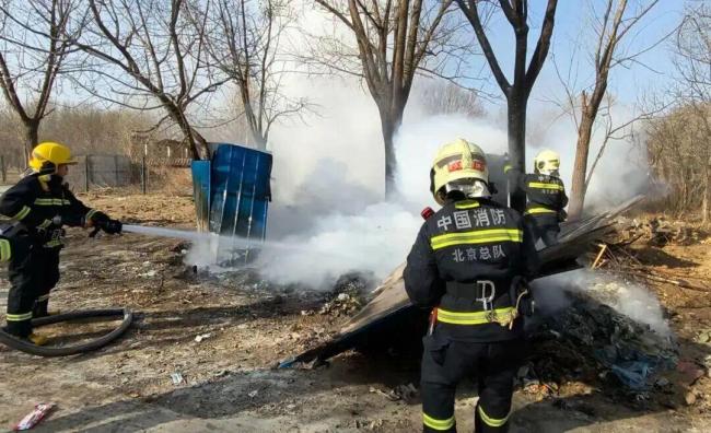一男子辱骂消防员被拘