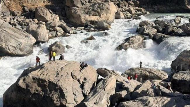 虎跳峡落水男子被卡 有人提供打捞方案 家属无奈放弃打捞