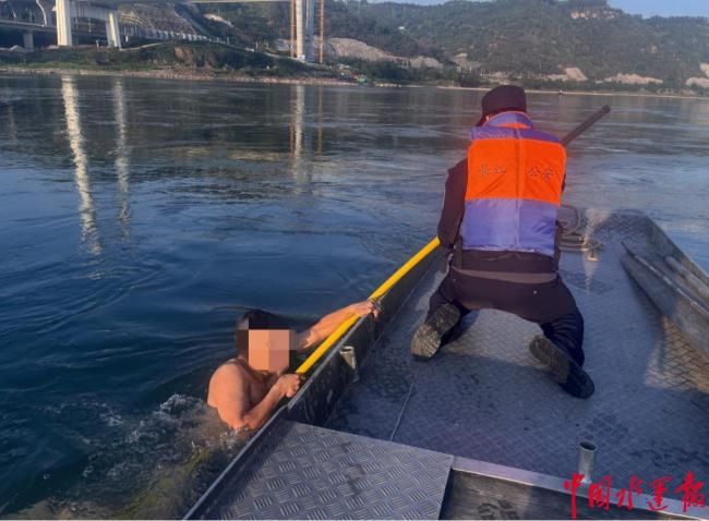 市民长江遇险 民警两分钟完成救援