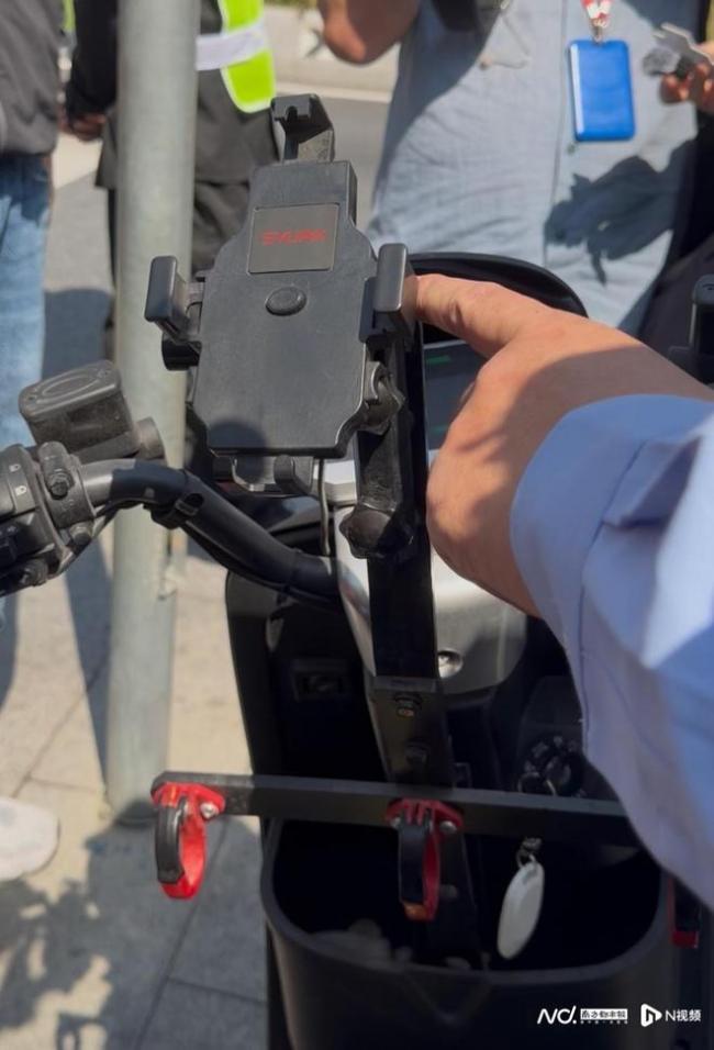 外卖小哥电摩没挂牌照被查扣