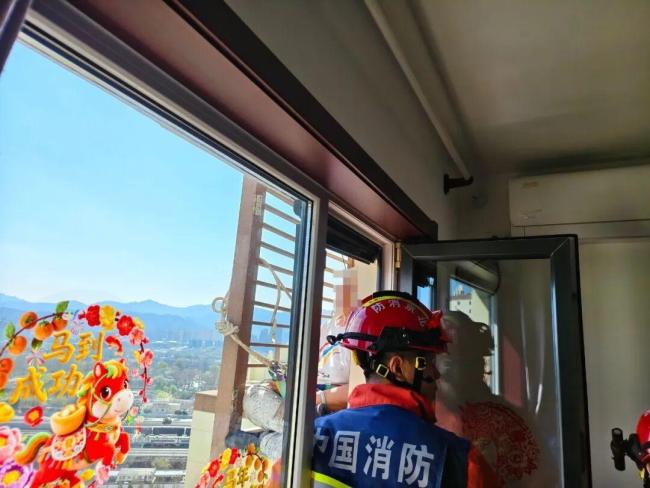 老人被反锁翻窗从27楼爬到21楼 高空惊魂救援