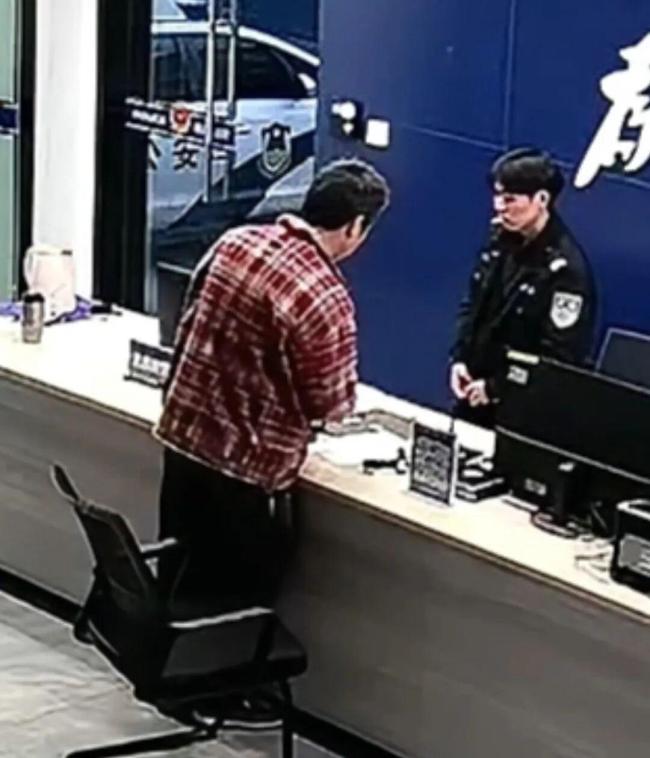 男子挖出亡父曾埋的31枚雷管上交警方 意外发现遗留“老古董”