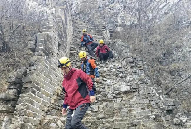 5人结伴爬野山被困 消防紧急救援 无经验登山者遇险