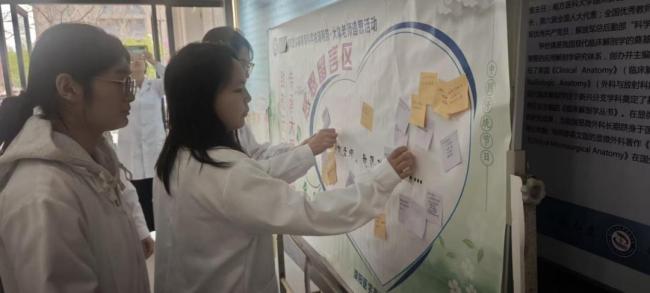 国防教育课堂开在烈士陵园 缅怀先烈铸国防