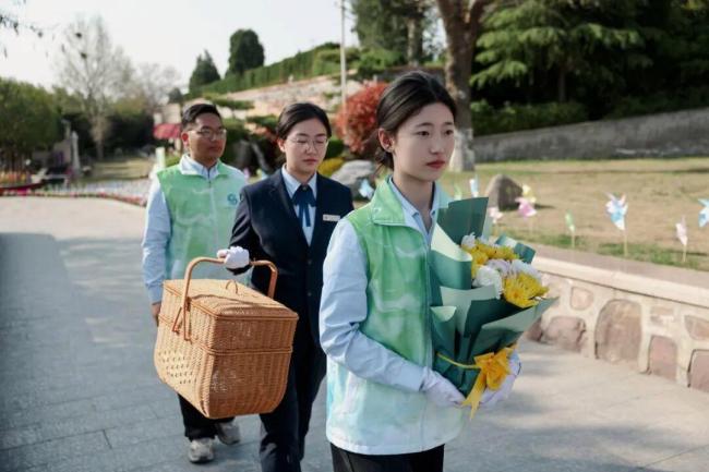 高校殡葬专业学生没毕业就被抢空 绿色殡葬新风尚