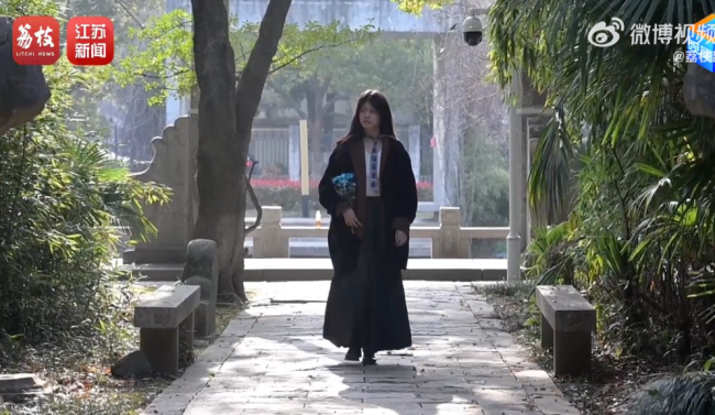 这届年轻人开始给不塌房的真顶流上坟了！山西一女生3天在洛阳扫25个墓