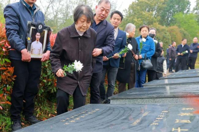 亲属跨越76年找到烈士 英雄终归故土