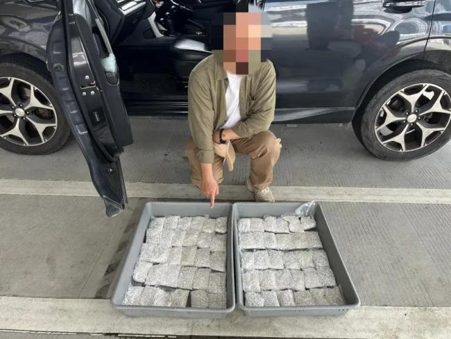 小客车藏60公斤雪花银被海关查获