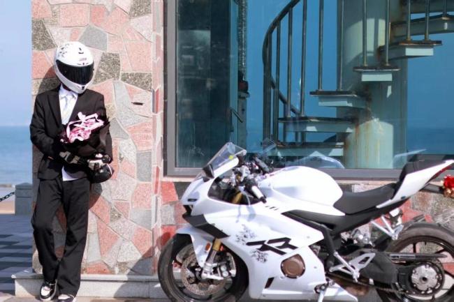 博主：张雪机车最核心武器还是性价比 打破国外品牌垄断夺双冠