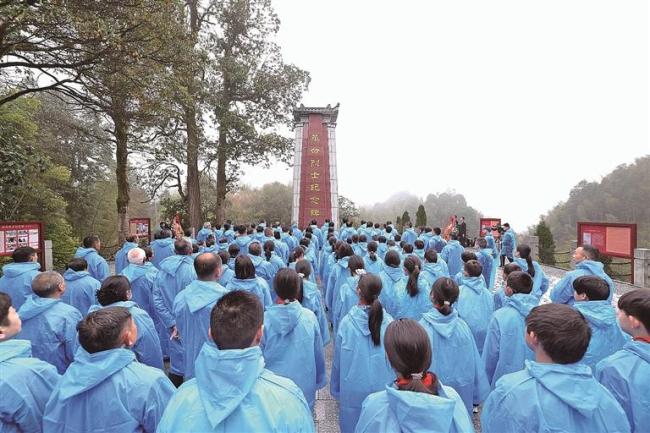 朱建盛烈士后人神山村认亲