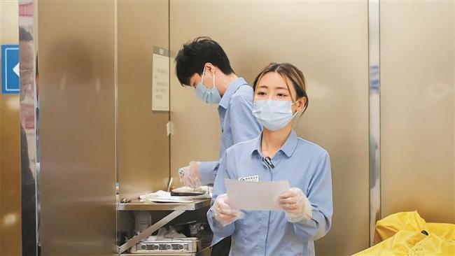 “00后”守墓人为逝者摆上玩偶抱枕