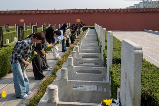 国防教育课堂开在烈士陵园 缅怀先烈铸国防