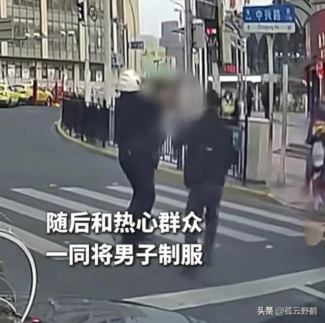 男子殴打交警被迅速控制 光天化日下的疯狂