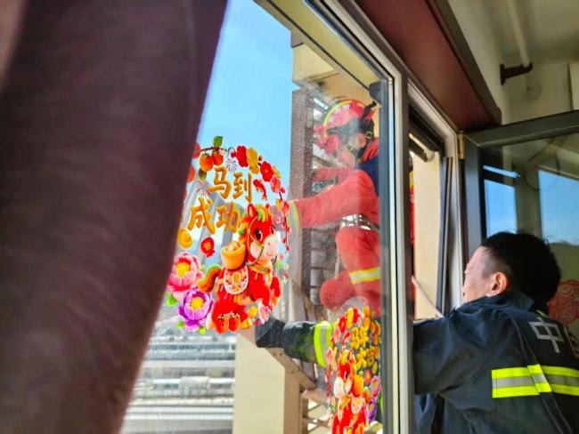 89岁老人翻窗从27楼爬到21楼 被困高空获救