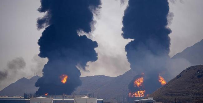 伊朗一导弹基地遭袭火光冲天 美军2000磅钻地弹袭击