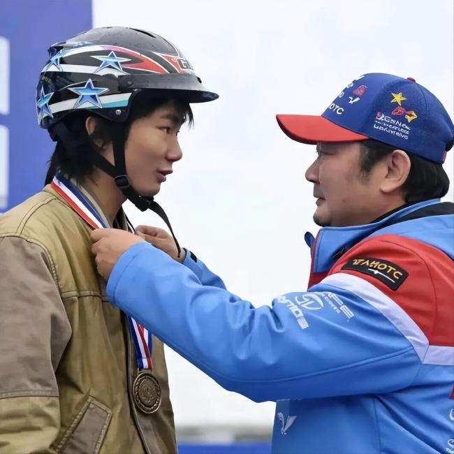 李亚鹏回应张雪卖车捐款嫣然 陈光标尴尬收场