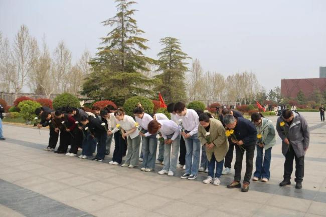 国防教育课堂开在烈士陵园