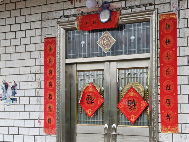 重庆摇人按猪女孩现状：已回城工作 小山村期待蜕变