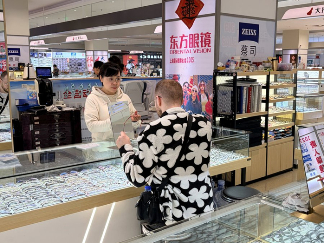 老外“打飞的”来上海配眼镜 半小时选款，一小时取镜