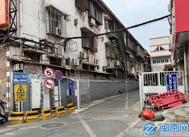 女子深夜上公厕被困 铁门锁住引发救援