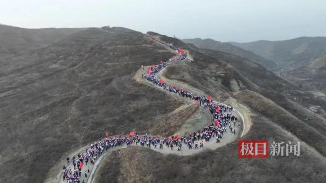 3000名师生凌晨徒步百里祭英烈 行走的思政课