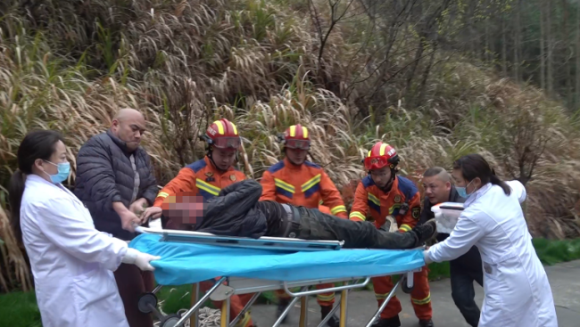 男子醉酒骑车坠入深沟次日才被发现 路人报警求助