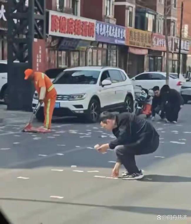 商务车后备厢放30多万大量现金飘出