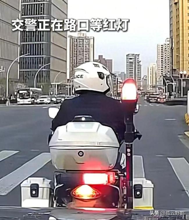 男子殴打交警被迅速控制