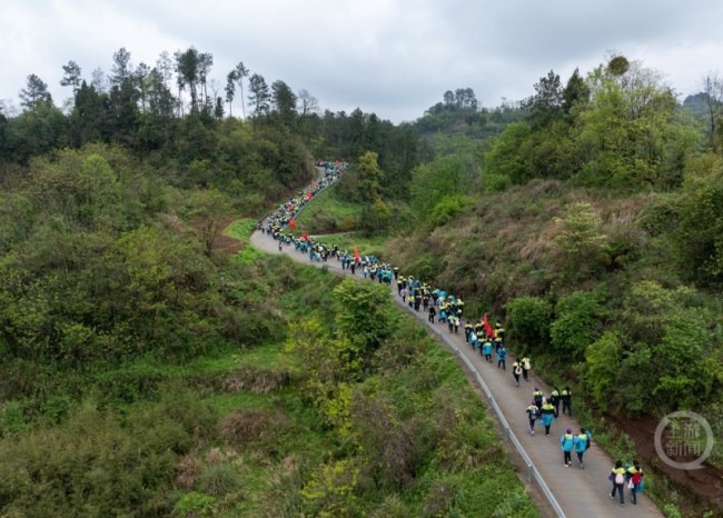 重庆一中学师生徒步17.8公里祭英烈