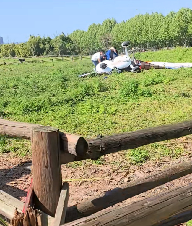 目击者谈飞行器坠落：小女孩伤势较重 现场救援紧急展开