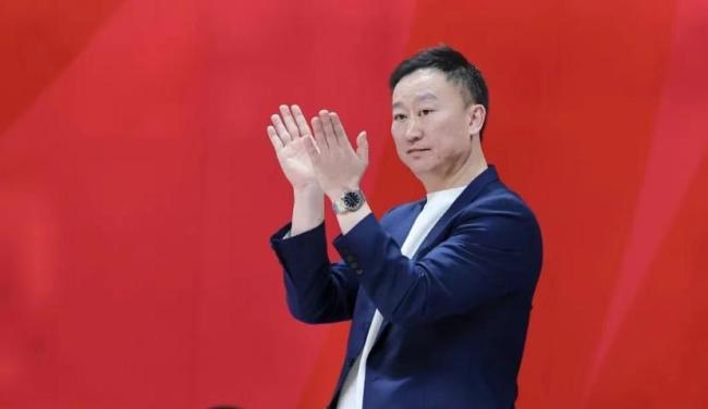 就打了1节！福建vs青岛出现球馆漏水比赛中断 刘维伟焦急催促