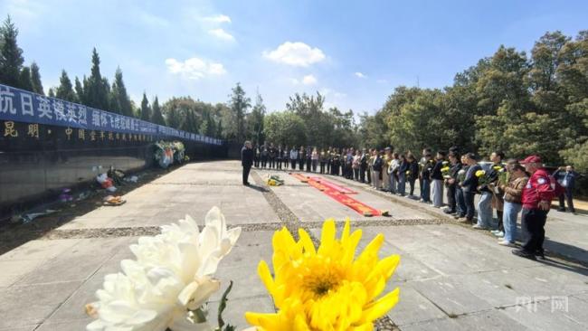 空军官兵清明时节祭奠英烈
