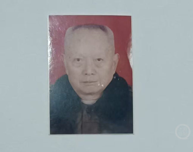 无手无脚女老师穿坏百双布鞋求学 感恩与传承之路