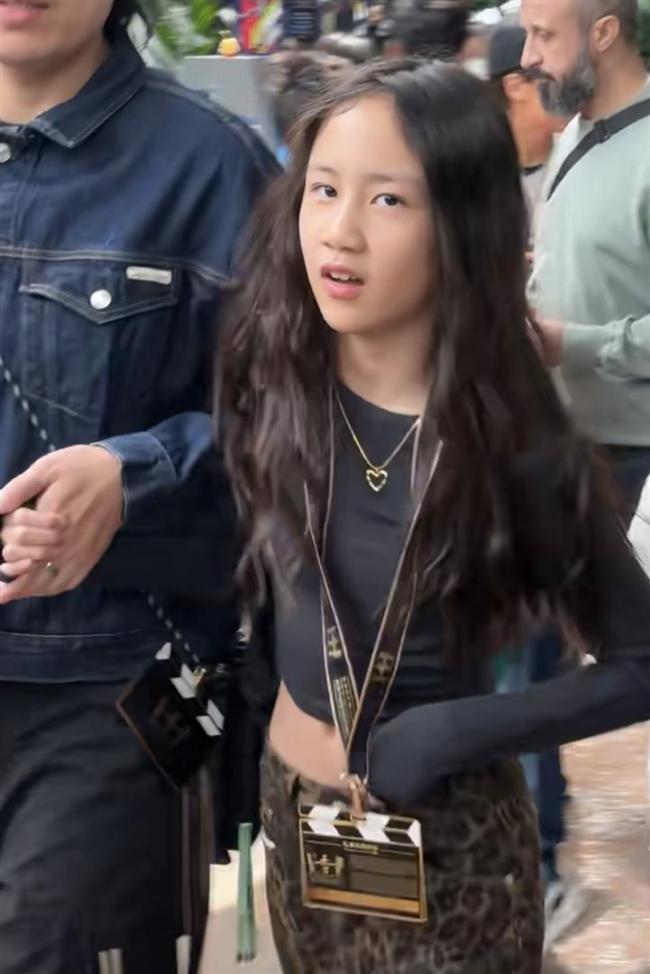 黄磊12岁二女儿身高 遗传爸爸好基因