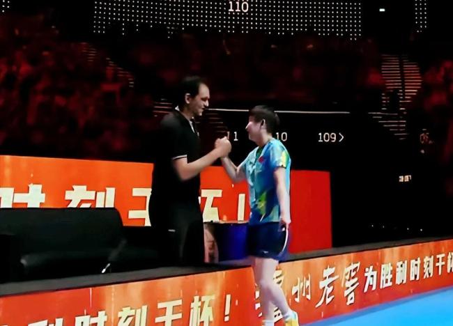 孙颖莎拥抱安慰高达 10-8赛点的逆转之战