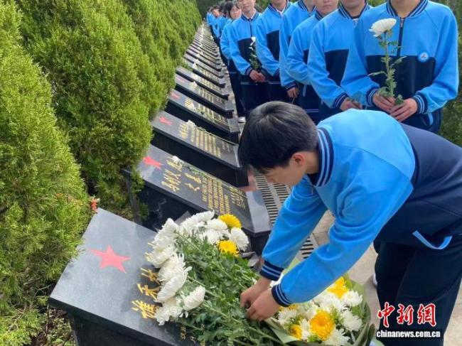四川宣汉民众追思烈士谯禾林 英雄魂归故里